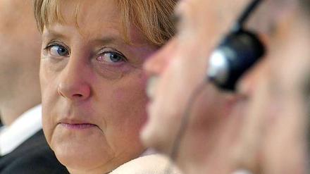 Einen skeptischen Blick wirft Kanzlerin Merkel ihrem griechischen Amtskollegen Papandreou beim Tag der Wirtschaft zu.
