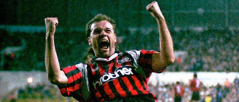 Uwe Rösler bejubelt sein 1:0 für Manchester City beim Auswärtsspiel gegen die Tottenham Hotspurs. Am Ende aber blieb kein Jubel: Tottenham gewann noch 2:1 - Siegtreffer: Jürgen Klinsmann.