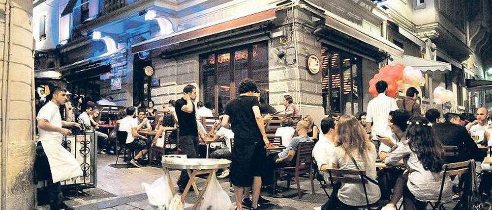 Herzstück urbanen Lebens. Das berühmte Stadtviertel Beyoglu in Istanbul. Die Verwaltung unterbindet jetzt das Vergnügen. Foto: Andrea Kuenzig/laif