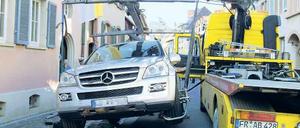 Der Abschleppdienst hievt den Wagen aus dem Bächle, während der frühere Bundeskanzler Helmut Kohl mit dem Papst zusammentrifft. Foto: Sonja Hohmann/dapd