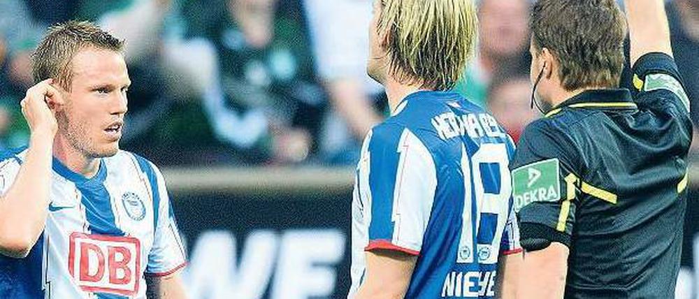 Zu viel Einsatz ist auch nicht gut. Herthas Abwehrspieler Christian Lell sieht nach seinem rüden Foul Gelb-Rot. Foto: Reuters