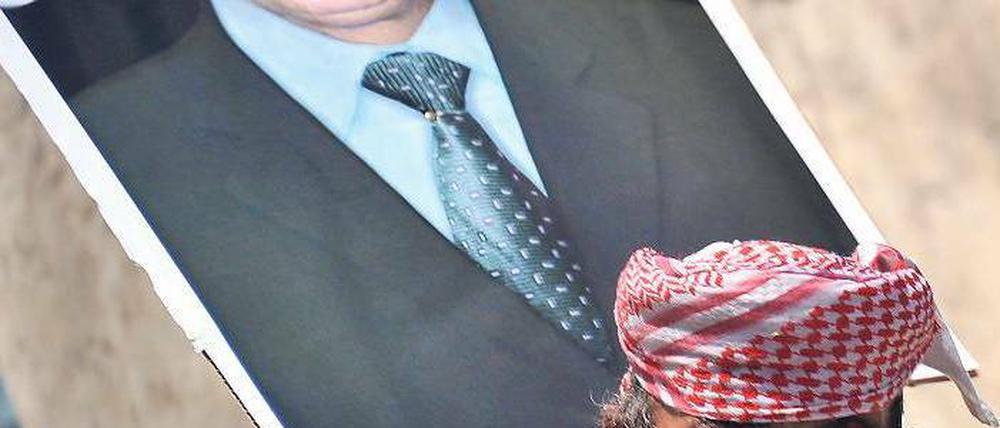 Ein Anhänger von Präsident Saleh feiert dessen Rückkehr nach Jemen. Foto: dpa