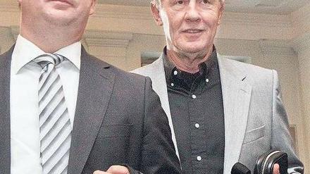 Ein Künstler vor Gericht. Noka Serdarusic (rechts) will mithilfe seines Anwalts seine Unschuld beweisen. Foto: dpa