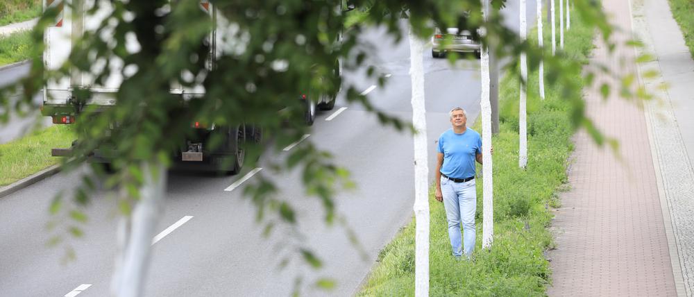 Extreme Bedingungen. 30 Bäume teils verschiedener Arten haben Matthias Zander von der Humboldt-Universität und sein Team an der Neuen Späthstraße in Neukölln gepflanzt. Die Wissenschaftler wollen herausfinden, welche Sorten sich als Straßenbäume eignen. Heimische Arten haben zunehmend unter den Folgen des Klimawandels zu leiden.