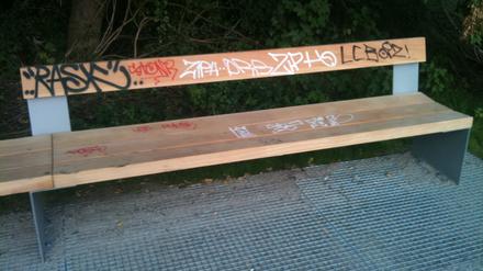 Am 5. September erst wurde der neue Park auf dem Gleisdreieck eröffnet. Und schon sind Bänke und andere "Parkmöbel" beschmiert. Wenn Sie, liebe Leserinnen, liebe Leser, uns helfen wollen, den leider vorhersehbaren Verfall des neuen Parks zu dokumentieren (Schmierereien, Scherben, Müll, Hundekot), damit wir das Ordnungsamt damit konfrontieren können, dann schicken Sie Ihre Bilder per Mail an leserbilder@tagesspiegel.de.