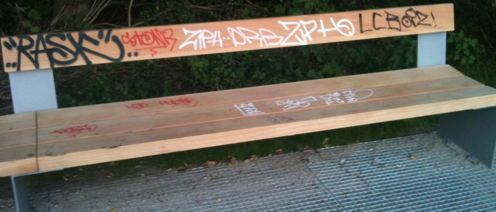 Am 5. September erst wurde der neue Park auf dem Gleisdreieck eröffnet. Und schon sind Bänke und andere "Parkmöbel" beschmiert. Wenn Sie, liebe Leserinnen, liebe Leser, uns helfen wollen, den leider vorhersehbaren Verfall des neuen Parks zu dokumentieren (Schmierereien, Scherben, Müll, Hundekot), damit wir das Ordnungsamt damit konfrontieren können, dann schicken Sie Ihre Bilder per Mail an leserbilder@tagesspiegel.de.