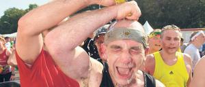 Erschöpft, erfrischt und glücklich. Läufer, die offensichtlich gut durchgekommen sind, im Ziel des Berlin-Marathons. 