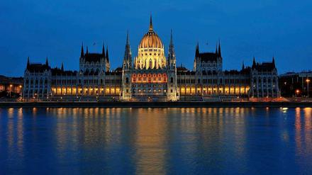 Das ungarische Parlamentsgebäude an der Donau. Die ungarische Hauptstadt diente Regisseur Madden als Vorlage für Teile Ostberlins.