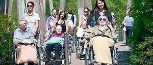 Gemeinschaftsprojekt. MTV-Mitarbeiter ermöglichen alten Menschen, einmal herauszukommen. Davon profitieren beide