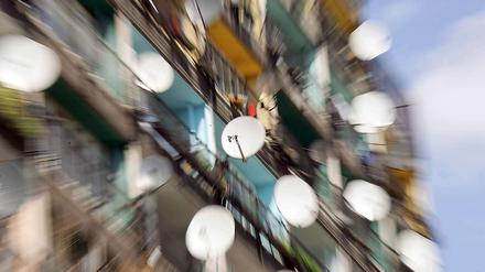 MIETEN: Mietsteigerungen sollen begrenzt und bezahlbarer Wohnraum in der ganzen Stadt erhalten und geschaffen werden. Dazu gehören Bundesratsinitiativen zur Änderung des Mietrechts, aber auch Neubauprojekte unter Einbeziehung von Wohnungsbaugesellschaften, Genossenschaften und Baugruppen. Die Liegenschaftspolitik des Senats, bisher auf maximale Verwertung öffentlicher Immobilien orientiert, soll neu ausgerichtet werden.