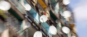 MIETEN: Mietsteigerungen sollen begrenzt und bezahlbarer Wohnraum in der ganzen Stadt erhalten und geschaffen werden. Dazu gehören Bundesratsinitiativen zur Änderung des Mietrechts, aber auch Neubauprojekte unter Einbeziehung von Wohnungsbaugesellschaften, Genossenschaften und Baugruppen. Die Liegenschaftspolitik des Senats, bisher auf maximale Verwertung öffentlicher Immobilien orientiert, soll neu ausgerichtet werden.