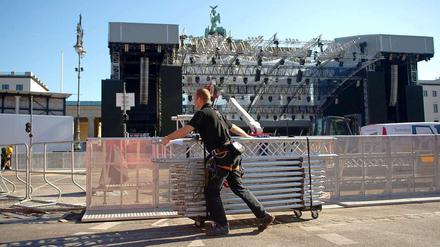 Die Vorbereitungen für das Einheitsfest vor dem Brandenburger Tor laufen auf Hochtouren. Am langen Wochenende wird wieder viel los sein in der Stadt. Ob der öffentliche Nahverkehr dem Ansturm diesmal gewachsen ist?