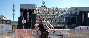 Die Vorbereitungen für das Einheitsfest vor dem Brandenburger Tor laufen auf Hochtouren. Am langen Wochenende wird wieder viel los sein in der Stadt. Ob der öffentliche Nahverkehr dem Ansturm diesmal gewachsen ist?