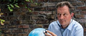 Erst Diagnose, dann Therapie. Der Arzt und Sachbuchautor Eckart von Hirschhausen hofft, dass die Welt endlich einen Kipppunkt erreicht hat: an dem „die Realitätsleugnung
aufhört und die Diagnose in der Mitte der Gesellschaft ankommt: Wir sind in einer absolut bedrohlichen Lage“ und „müssen massiv umsteuern“. 