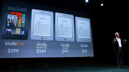 Das Tablet-Computer von Amazon gibt es in verschiedenen Preisklassen. Jeff Bezos präsentiert die Kindle-Modelle am Mittwoch mit sichtlichem Stolz.