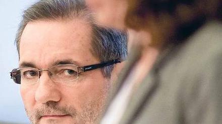 Auf Angriff eingestellt. Mit angespannter Miene verfolgte Regierungschef Matthias Platzeck (SPD) die Rede der CDU-Oppositionsführerin Saskia Ludwig, die Aufklärung in der Immobilienaffäre forderte. 