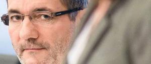 Auf Angriff eingestellt. Mit angespannter Miene verfolgte Regierungschef Matthias Platzeck (SPD) die Rede der CDU-Oppositionsführerin Saskia Ludwig, die Aufklärung in der Immobilienaffäre forderte. 