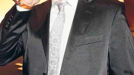 Ist da der Verkehrsrichter? Abraham – hier telefonierend bei der „Goldenen Henne“ – drohen 1360 Euro Strafe sowie ein dreimonatiges Fahrverbot. Foto: Eventpress Herrmann