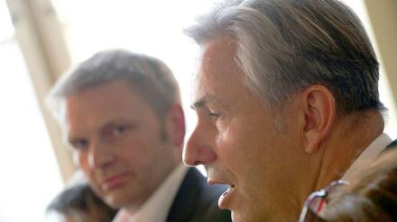 Wowereit (vorn) glaubt an die A100, Ratzmann nicht.