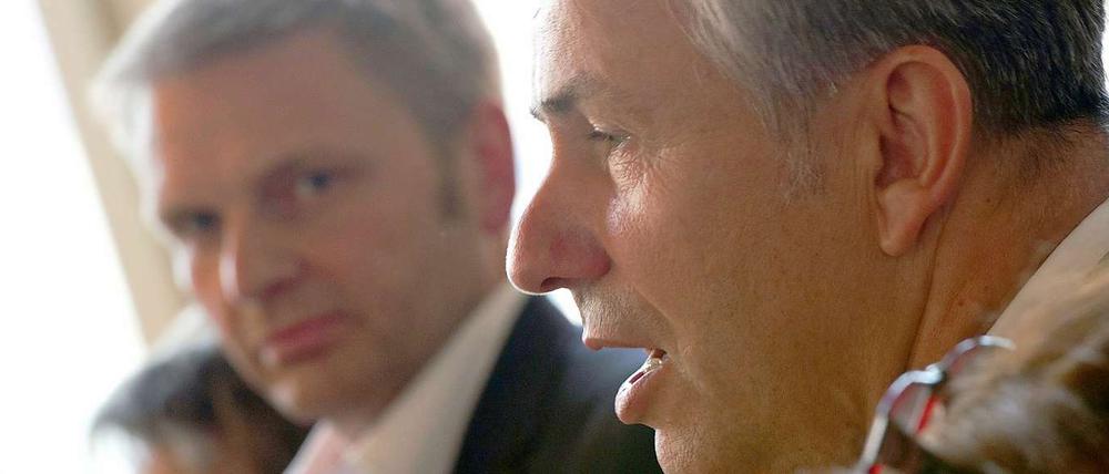 Wowereit (vorn) glaubt an die A100, Ratzmann nicht.