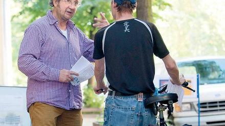 Eine Gewissensfrage. Mit Ermahnungen und Handzetteln versucht Pfarrer Gemkow Radfahrer auf Abwegen zur Einsicht zu bewegen. 