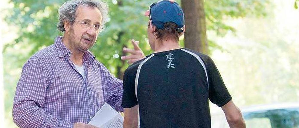 Eine Gewissensfrage. Mit Ermahnungen und Handzetteln versucht Pfarrer Gemkow Radfahrer auf Abwegen zur Einsicht zu bewegen.