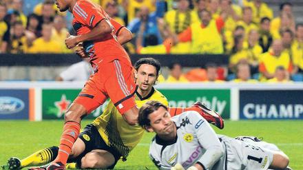 Bodenlos. Loic Remy hat zum 2:0 getroffen, die Dortmunder Neven Subotic (M.) und Roman Weidenfeller sind bedient. Foto: dpa