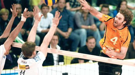 Wuchtiger Angreifer. Aleksandar Spirovski zählte in der vergangenen Saison zu den Leistungsträgern des SCC . Jetzt hat sich seine Mannschaft in BR Volleys umbenannt, doch Spirovski soll unverändert für wichtige Punkte bei den Berlinern sorgen. Foto: camera4