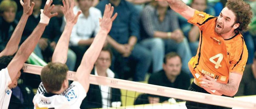 Wuchtiger Angreifer. Aleksandar Spirovski zählte in der vergangenen Saison zu den Leistungsträgern des SCC . Jetzt hat sich seine Mannschaft in BR Volleys umbenannt, doch Spirovski soll unverändert für wichtige Punkte bei den Berlinern sorgen. Foto: camera4