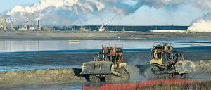 Zerstörte Landschaft. Bagger transportieren Ölsand in der Nähe von Fort McMurray in der kanadischen Provinz Alberta. Foto: AFP