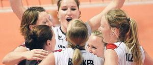 Und jetzt alle zusammen. Die deutschen Volleyballerinnen feiern ihren Sieg. Foto: dapd