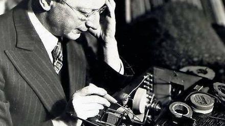 Wie gehört das noch einmal zusammen? Döblin 1929 vor Radiogerät. Foto: Ullstein