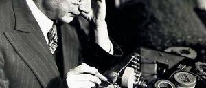 Wie gehört das noch einmal zusammen? Döblin 1929 vor Radiogerät. Foto: Ullstein