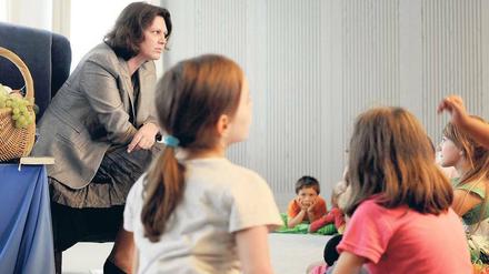 Kinder bilden. Ministerin Aigner ist schon häufiger Gast in Schulen gewesen, um die jungen Verbraucher aufzuklären. Foto: ddp