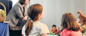 Kinder bilden. Ministerin Aigner ist schon häufiger Gast in Schulen gewesen, um die jungen Verbraucher aufzuklären. Foto: ddp