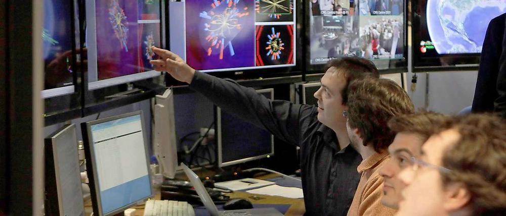 Wissenschaftler am Europäischen Kernforschungszentrum CERN beobachten ein Experiment.