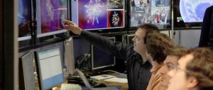 Wissenschaftler am Europäischen Kernforschungszentrum CERN beobachten ein Experiment.