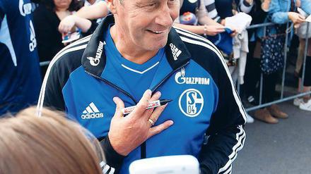 Jawohl, da bin ich wieder. Huub Stevens ist wieder zu jenem Verein zurückgekehrt, bei dem die ganz großen Gefühle zu spüren sind. Die Schalke-Fans erwarten von dem Defensiv-Anhänger Stevens allerdings auch attraktiven Fußball. Foto: dpa