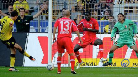 Robert Lewandwoski (l.) schiebt zum 2:0 für Borussia Dortmund ein. Am Ende gewann der BVB mit 4:0 gegen den FC Augsburg - Lewandowski traf insgesamt drei Mal.