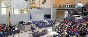 Tagesspiegel-Redakteur Christian Tretbar bloggt heute (Donnerstag, 29.09.11) live aus dem Bundestag, wo die Abgeordneten über den EFSF-Rettungsschirm abstimmen sollen. In dieser Bildergalerie finden Sie die Höhepunkte der Debatte zum Nachlesen.