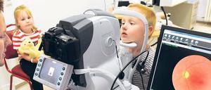 Von außen nach innen. Die Netzhaut des Auges kann wichtige medizinische Informationen liefern. Nicht nur bei Nervenleiden, sondern auch bei Krankheiten wie Bluthochdruck und Diabetes ist sie in charakteristischer Weise verändert. Foto: picture-alliance/dpa