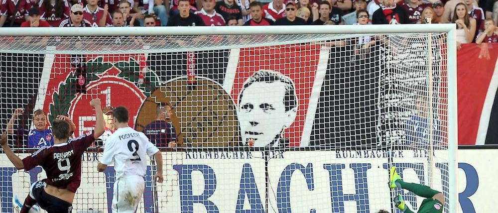 Kurz vor Schluss war tomas Pekhart (l.) einen Schritt schneller als sein Gegenspieler und erzielte den 3:3-Ausgleich.