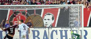 Kurz vor Schluss war tomas Pekhart (l.) einen Schritt schneller als sein Gegenspieler und erzielte den 3:3-Ausgleich.