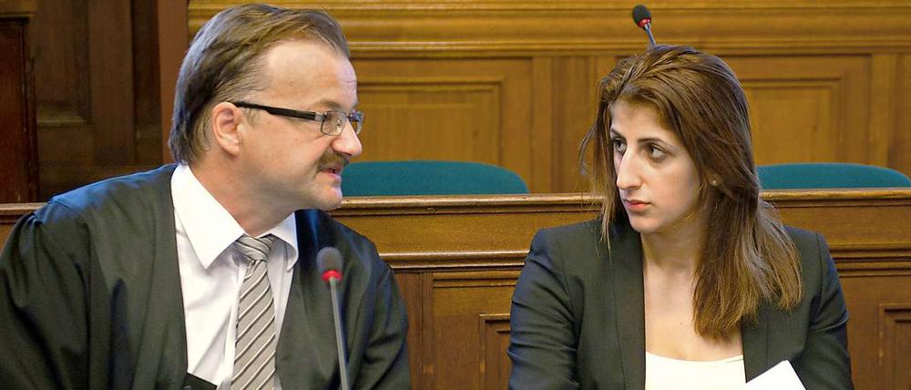 Rola El-Halabi (r.) mit ihrem Anwalt vor dem Berliner Landgericht.
