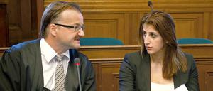 Rola El-Halabi (r.) mit ihrem Anwalt vor dem Berliner Landgericht.