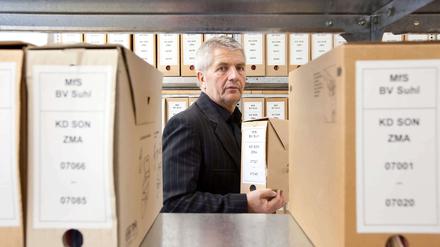 Roland Jahn zwischen Akten der Stasi-Unterlagen-Behörde. Die IM-Prüfung im öffentlichen Dienst wird verschärft und bis 2019 verlängert.