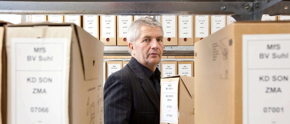 Roland Jahn zwischen Akten der Stasi-Unterlagen-Behörde. Die IM-Prüfung im öffentlichen Dienst wird verschärft und bis 2019 verlängert.