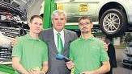 Stecker und Schrauber. Direktor Walter Müller mit zwei Mechanikern.Foto: Mercedes