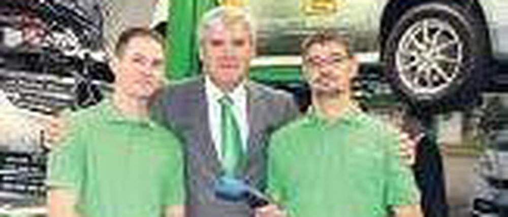 Stecker und Schrauber. Direktor Walter Müller mit zwei Mechanikern.Foto: Mercedes