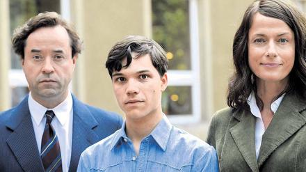 In Dresden Downtown ist Jan Josef Liefers (l.) aufgewachsen. Zusammen mit Sebastian Urzendowsky und Claudia Michelsen spielt er jetzt in der Verfilmung von Uwe Tellkamps „Der Turm“, die vom Leben einer Arztfamilie in Dresden Uptown handelt. Foto: dapd